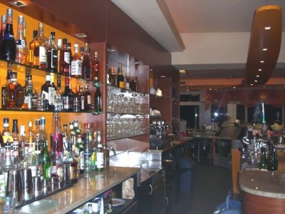 Bar mit Spirituosen-Regal für Cocktails
