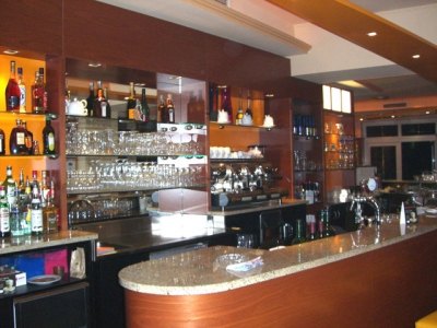 Theke mit Kaffeemaschine und Gläserregal