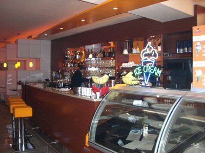 Bar mit Eisvitrine und Leuchtschrift „Ice Cream“