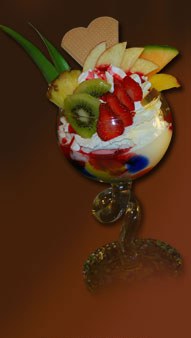 Joghurt-Becher: Gemischtes Eis, Joghurt, Schlagobers, frische Früchte und Erdbeersauce