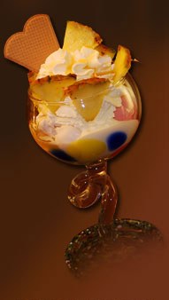 Joghurt-Eis mit Ananas: Gemischtes Eis, Joghurt, Schlagobers, frische Ananas und Tropicalsauce