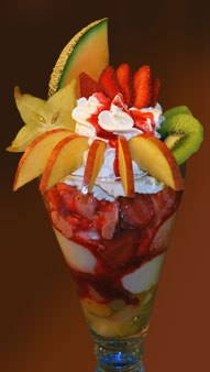 Frucht-Becher: Fruchtsalat, gemischtes Fruchteis, Schlagobers, frische Früchte und Erdbeersauce