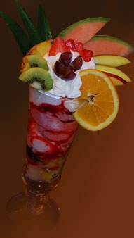 Tropical-Becher: Fruchtsalat, gemischtes Fruchteis, Schlagobers, frische Tropicalfrüchte und Tropicalsauce