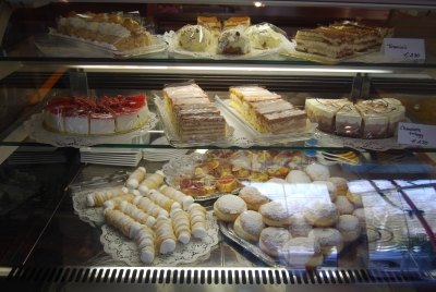 Kuchenvitrine mit Torten, Schnitten und Gebäck