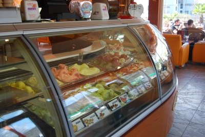 Eisvitrine der Muratti Gelateria mit Milch- und Fruchteis