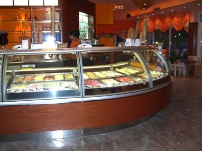 Geschwungene Eisvitrine der Muratti Gelateria mit vielen Eissorten
